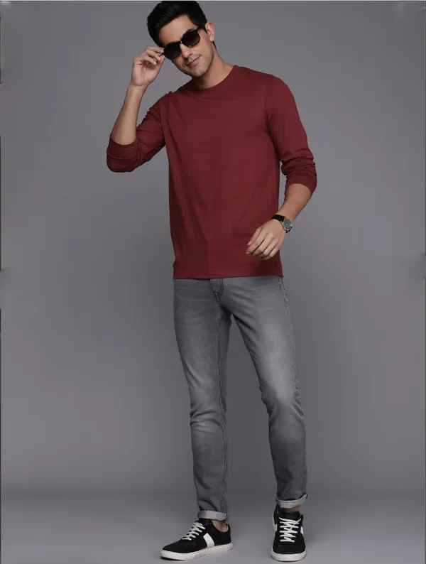 Maroon_Round_Neck_Cotton_Blend_Stylish_Fashionable_T-Shirt_For_Men